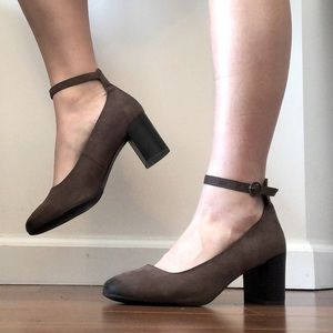 Solanz Ankle Strap 3” Heel in Dark Earth | Size 9